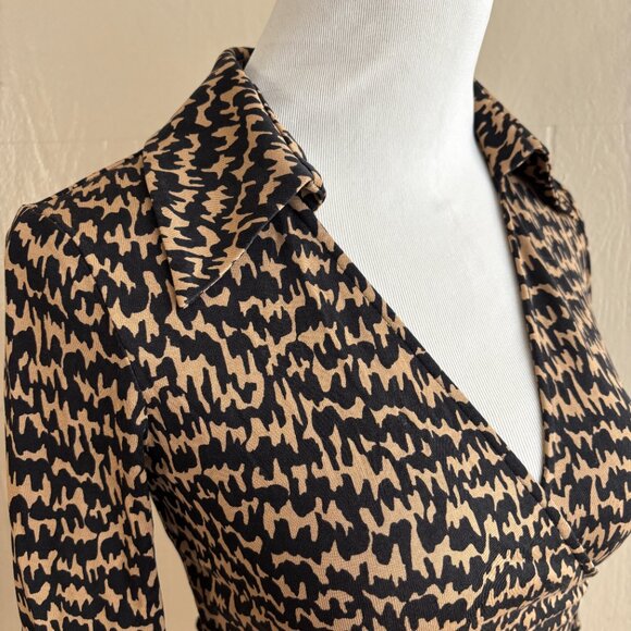 DVF Diane Von Furstenberg Vintage Silk Printed Flattering Collared Wrap Top - Picture 5 of 13